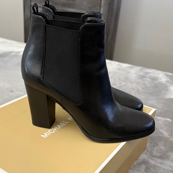 Micheal Kors Black Leather High Block Heel Ankle Boots - Picture 4 of 8